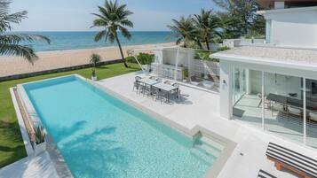 Außenpool, Sonnenschirme, Liegestühle