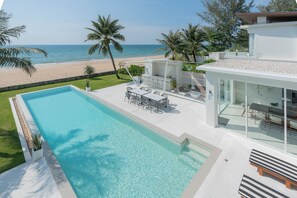Piscine extérieure, parasols de plage, chaises longues
