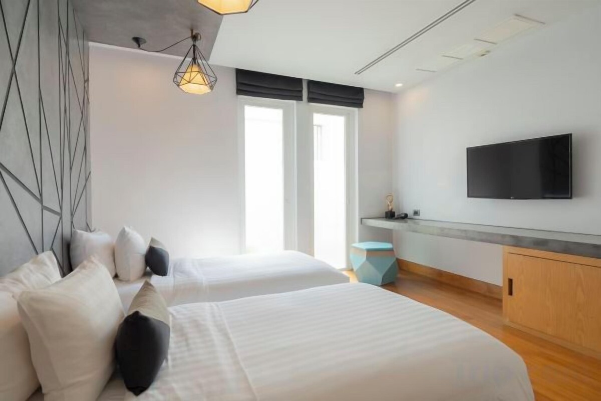 5 bedrooms, premium bedding, free minibar items, in-room safe