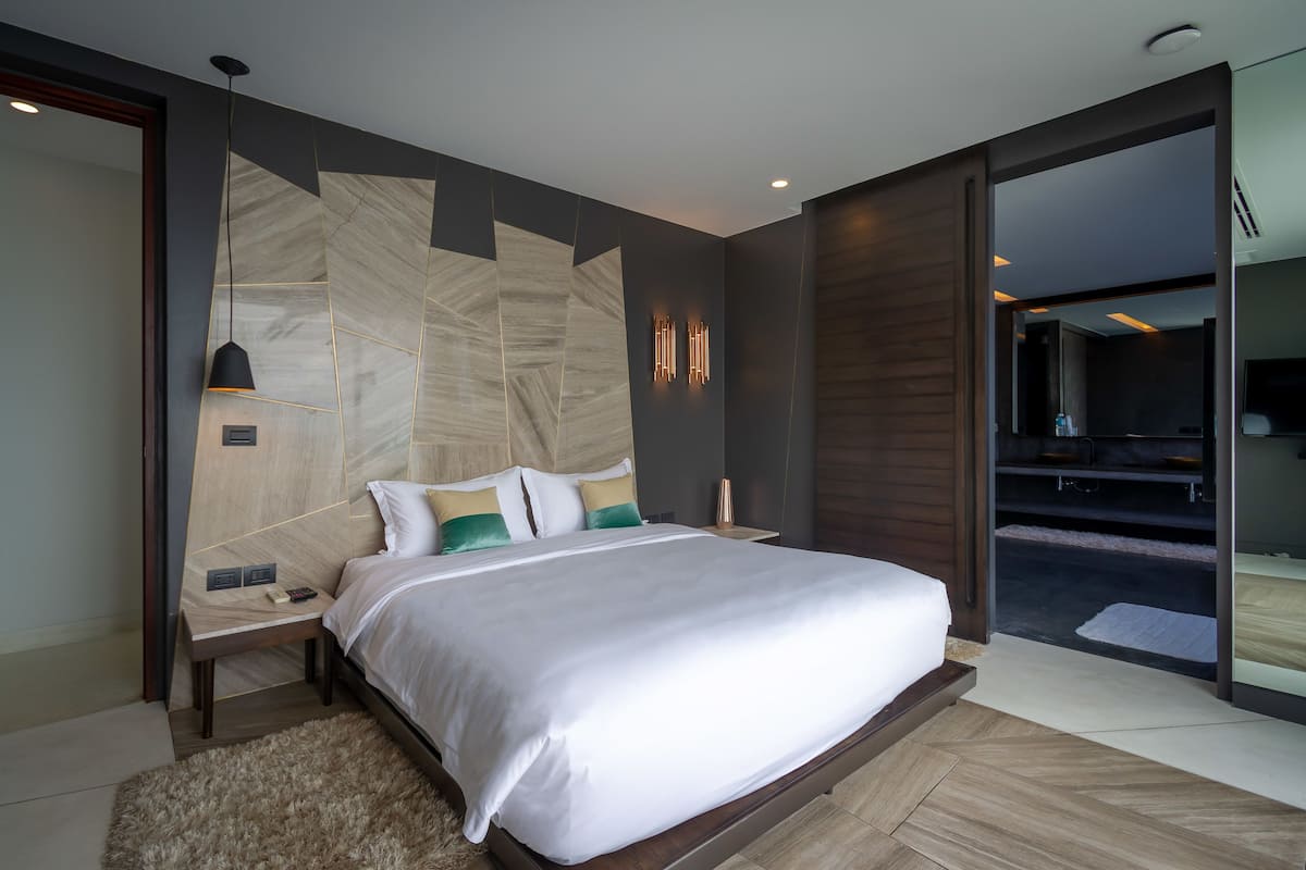 5 bedrooms, premium bedding, free minibar items, in-room safe