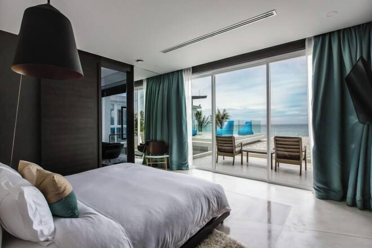 5 bedrooms, premium bedding, free minibar items, in-room safe