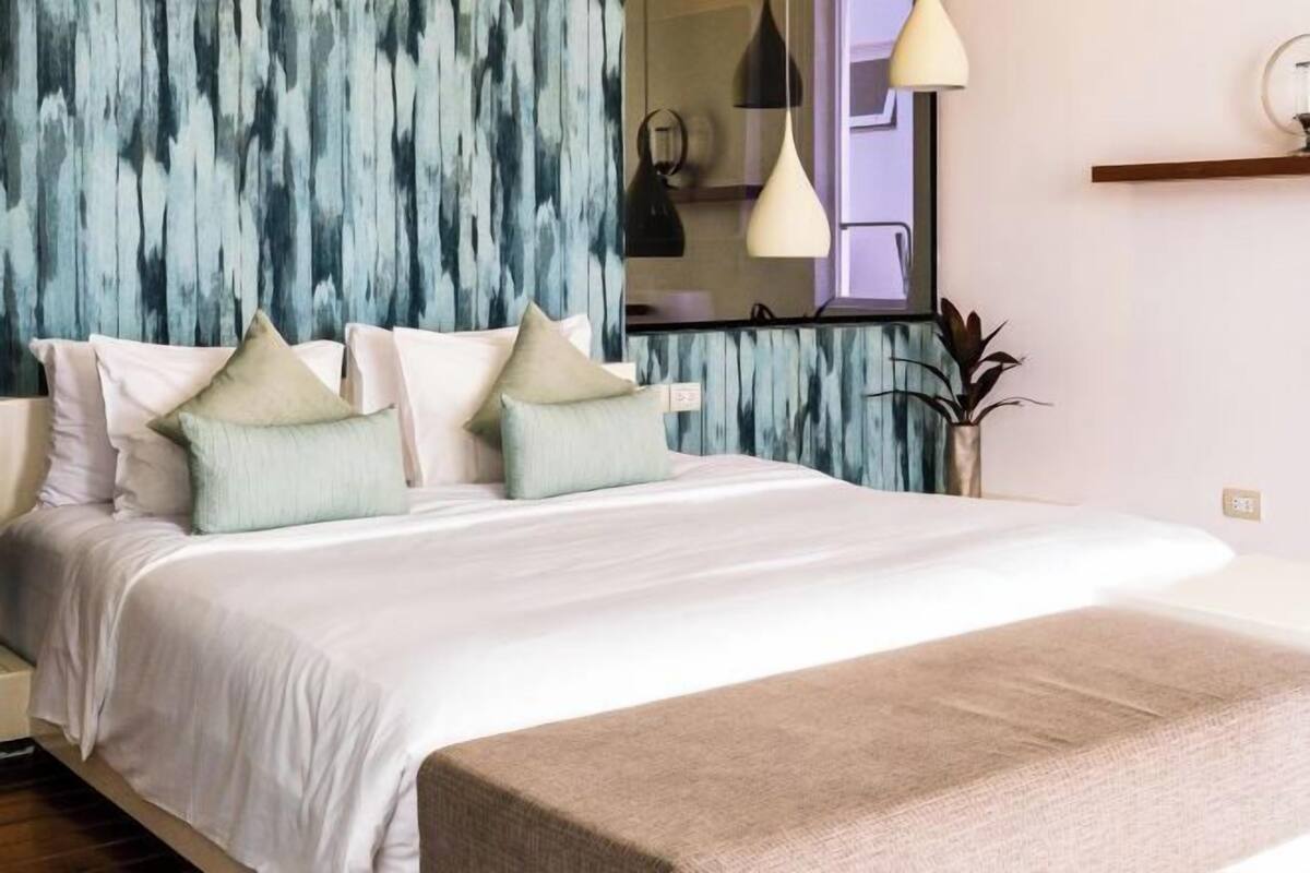 5 bedrooms, premium bedding, free minibar items, in-room safe