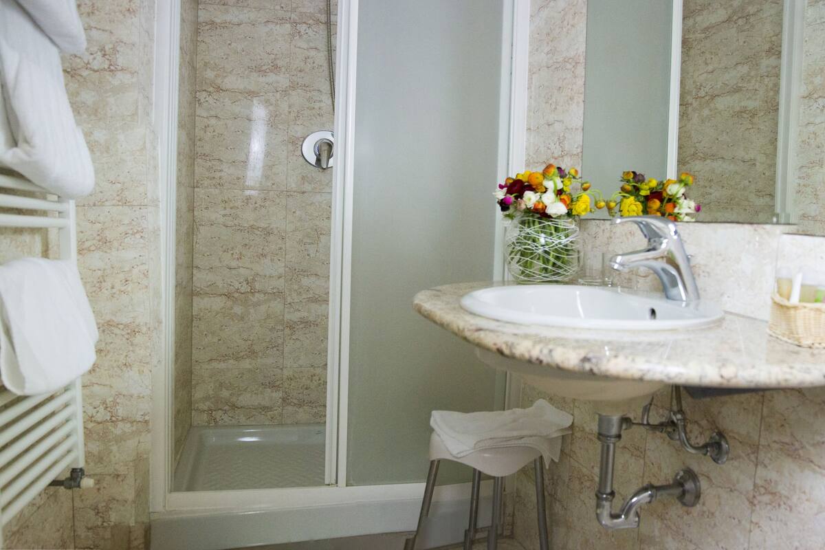 free toiletries, towels