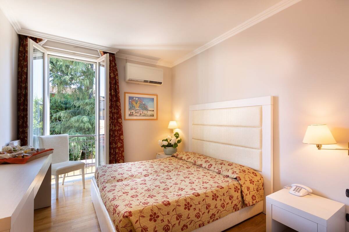 Twin Room | Premium bedding, pillowtop beds, in-room safe