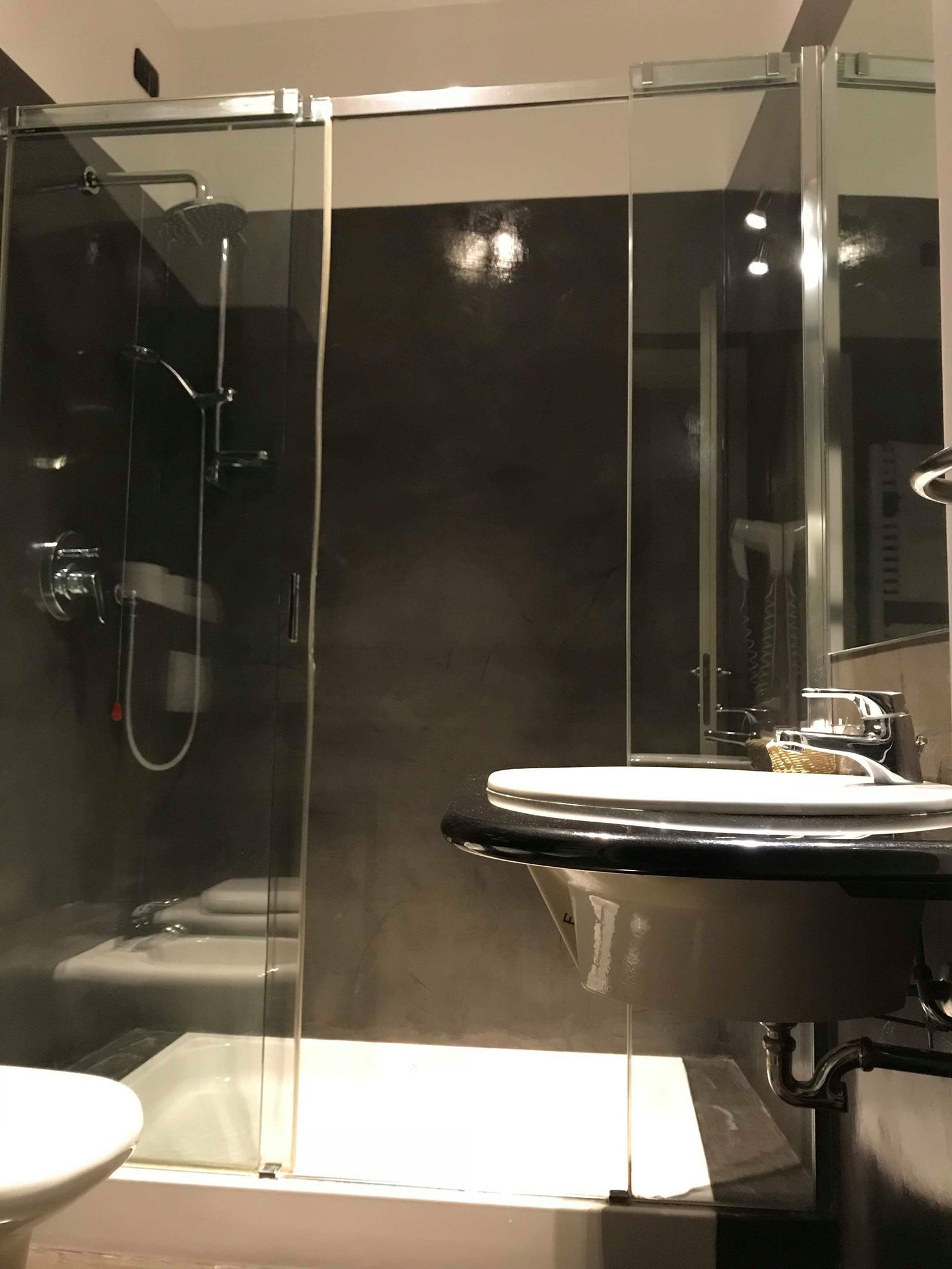 triple room | bathroom | free toiletries, towels