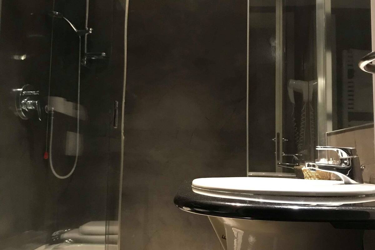 triple room | bathroom | free toiletries, towels