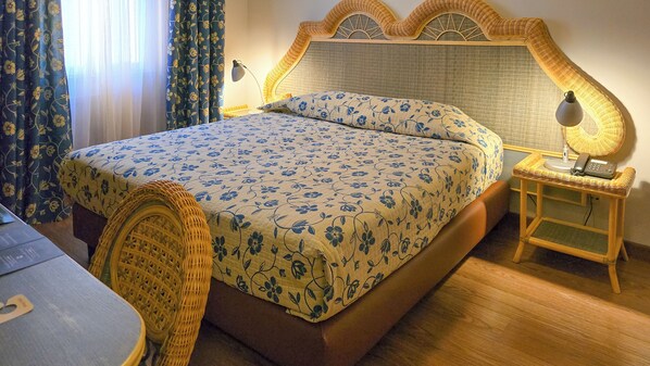 Standard Double Room | Premium bedding, pillow-top beds, in-room safe - Hotel dei Tigli (Angera)