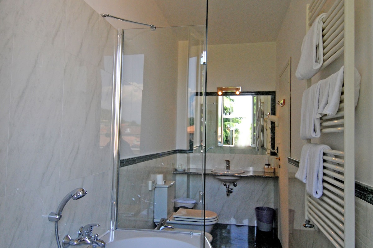 superior double room, terrace | bathroom | free toiletries, towels