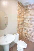 Budget Twin Room  | Bathroom | Shower, free toiletries, towels