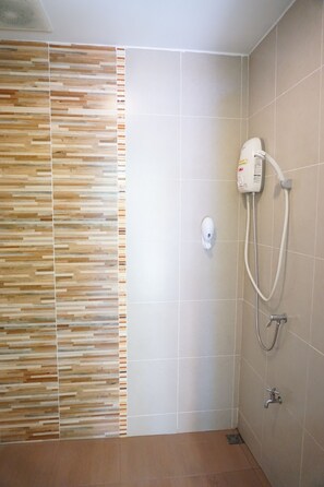 Budget Twin Room  | Bathroom shower - Go Green Resort (Chumphon)