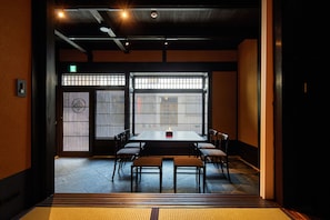 Villa i japansk stil (w/Semi open air bath) | 2 sovrum, värdeförvaringsskåp på rummet och strykjärn/strykbräda