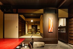 Interior entrance - Kyoto Urushiro Wakasaya (Kyoto)