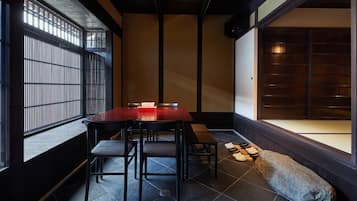 2 間睡房、房內夾萬、熨斗/熨衫板、免費 Wi-Fi