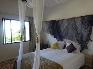 Quarto casal conforto, vista para a piscina | Escrivaninha, cortinas blackout, berços grátis