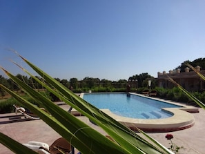 Piscina externa, espreguiçadeiras