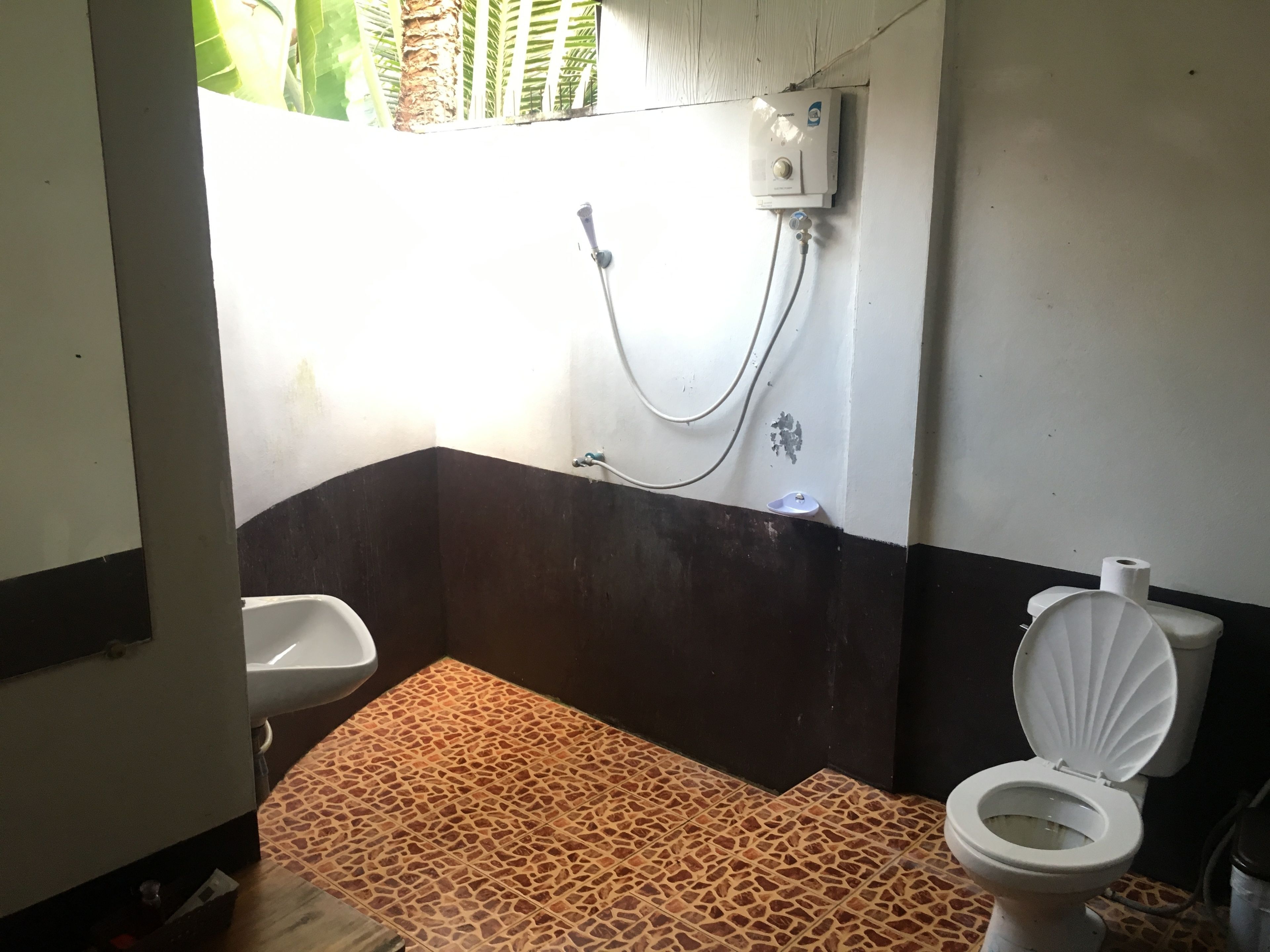 standard b | bathroom | shower, free toiletries, towels
