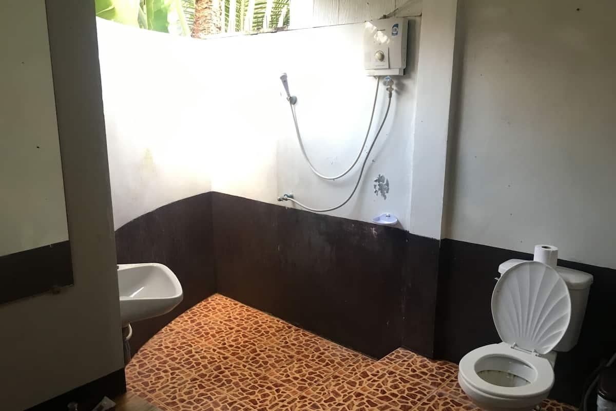 standard b | bathroom | shower, free toiletries, towels