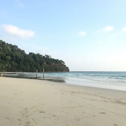 位於海灘上、遮陽傘、海灘浴巾、海灘酒吧