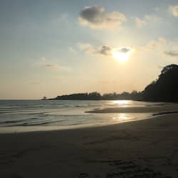 在海滩、海滩遮阳伞、沙滩毛巾、间海滩酒吧
