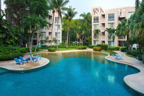 Outdoor pool - Baan Sansaran Beachfront Condominium (Hua Hin)