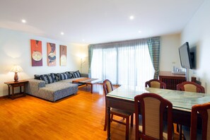 Two Bedrooms Condo | Opholdsområde | Fladskærms-tv