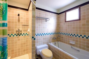 Two Bedrooms Condo | 浴室 | 獨立浴缸及淋浴設備、免費梳洗用品、提供毛巾