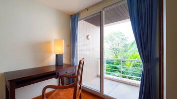 Two Bedrooms Condo | Room amenity