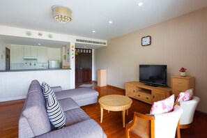 Two Bedrooms Condo | Área de sala de estar | Televisión de pantalla plana 