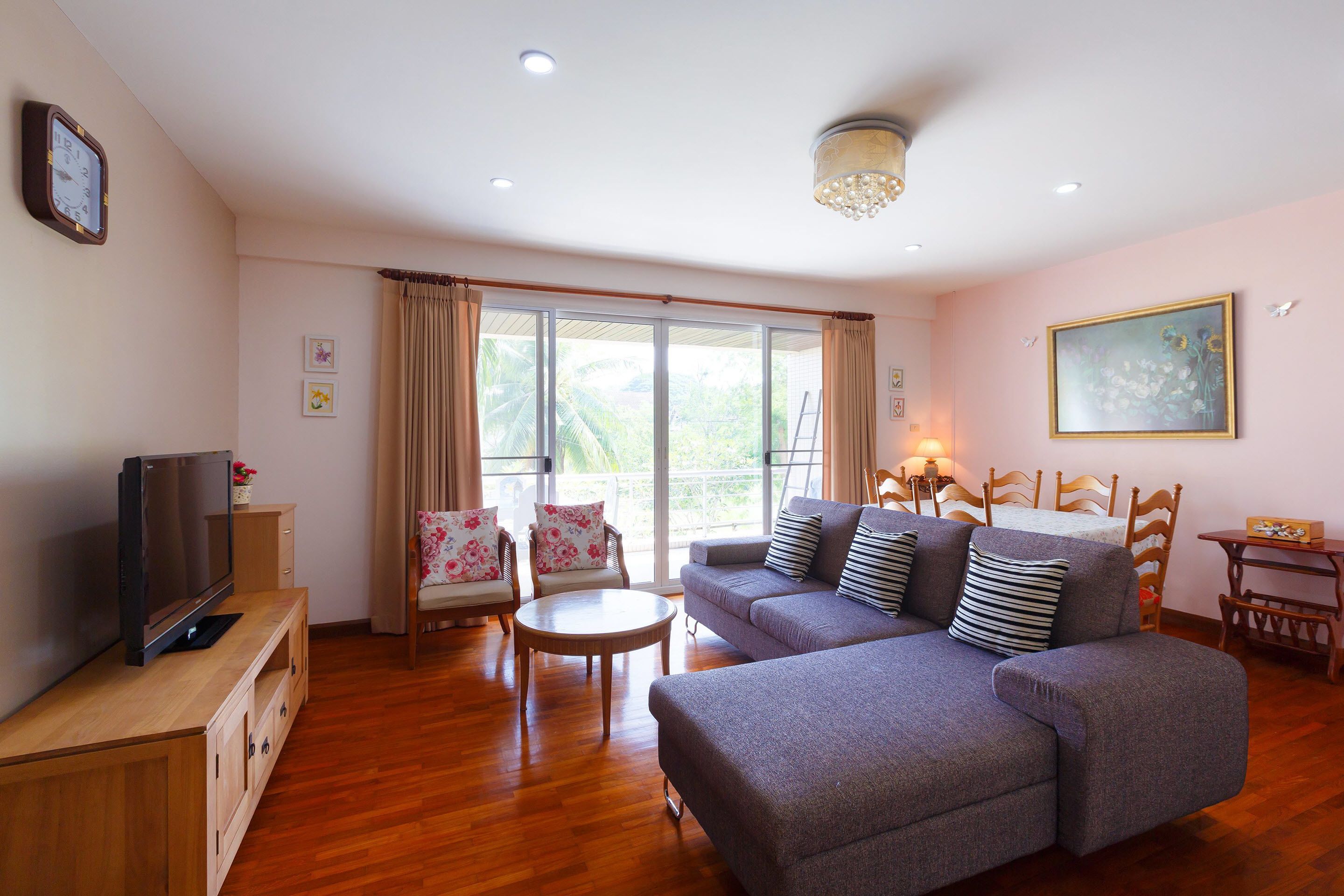 Two Bedrooms Condo | Khu phòng khách | TV màn hình phẳng 