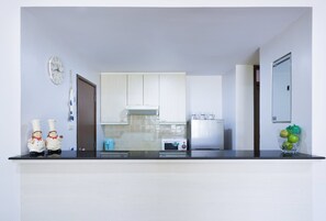 Two Bedrooms Condo | Privat køkken | Køleskab, mikrobølgeovn, kogeplade, elkedel
