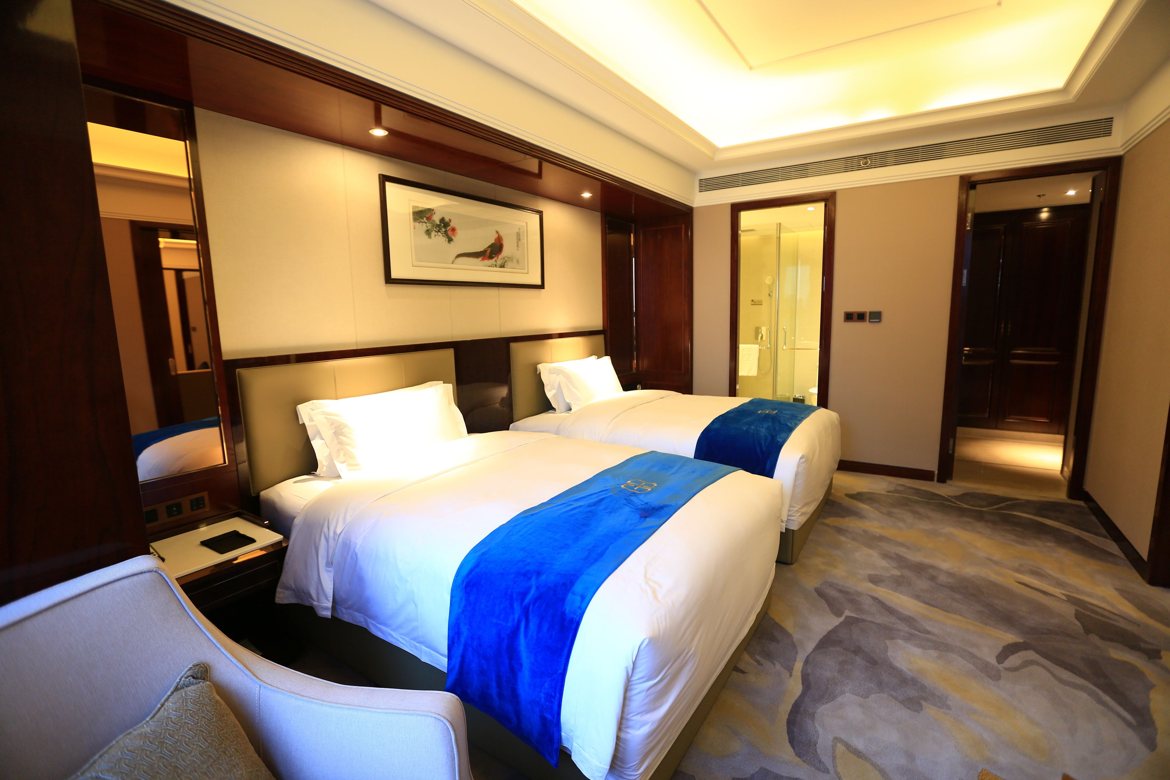 Una habitación de hotel con dos camas, un escritorio y una silla.