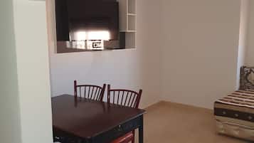 Familieleilighet | Oppholdsområde | En 32-tommers LCD-TV med Parabol-TV samt TV
