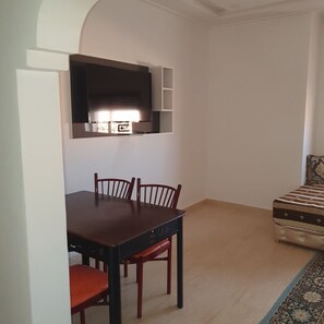 Familie appartement | Woonruimte | Een 32-inch lcd-televisie met satellietzenders en televisie
