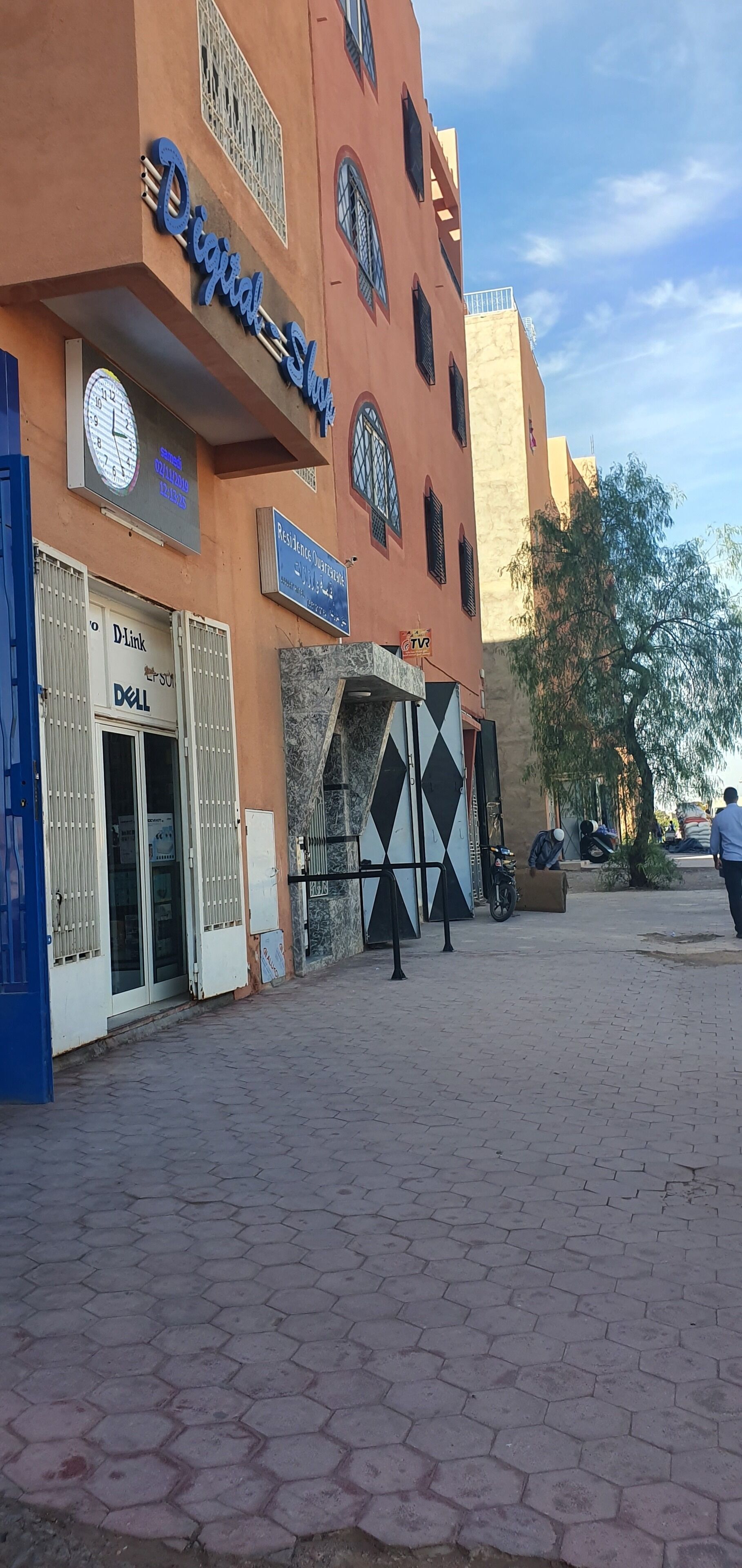 Un edificio con un cartel que indica 'Digital Studio' y 'Restaurante Residence'.