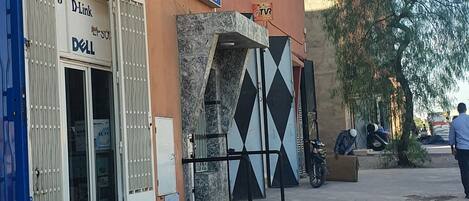 Un edificio con un cartel que indica 'Digital Studio' y 'Restaurante Residence'.