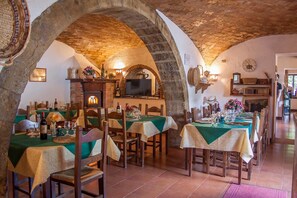 Lunch and dinner served, Mediterranean cuisine - Castello di Santa Cristina (Grotte di Castro)