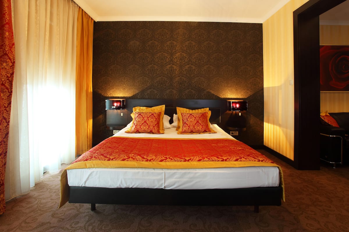 Business Suite, Pool Access | Safe