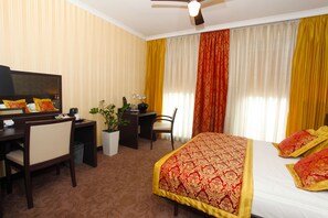 ビジネス スイート プールアクセス | 高級寝具、セーフティボックス (室内)、デスク、アイロン / アイロン台