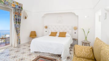 Superior kamer, terras, uitzicht op zee | Italiaanse Frette-lakens, luxe beddengoed, donzen dekbedden