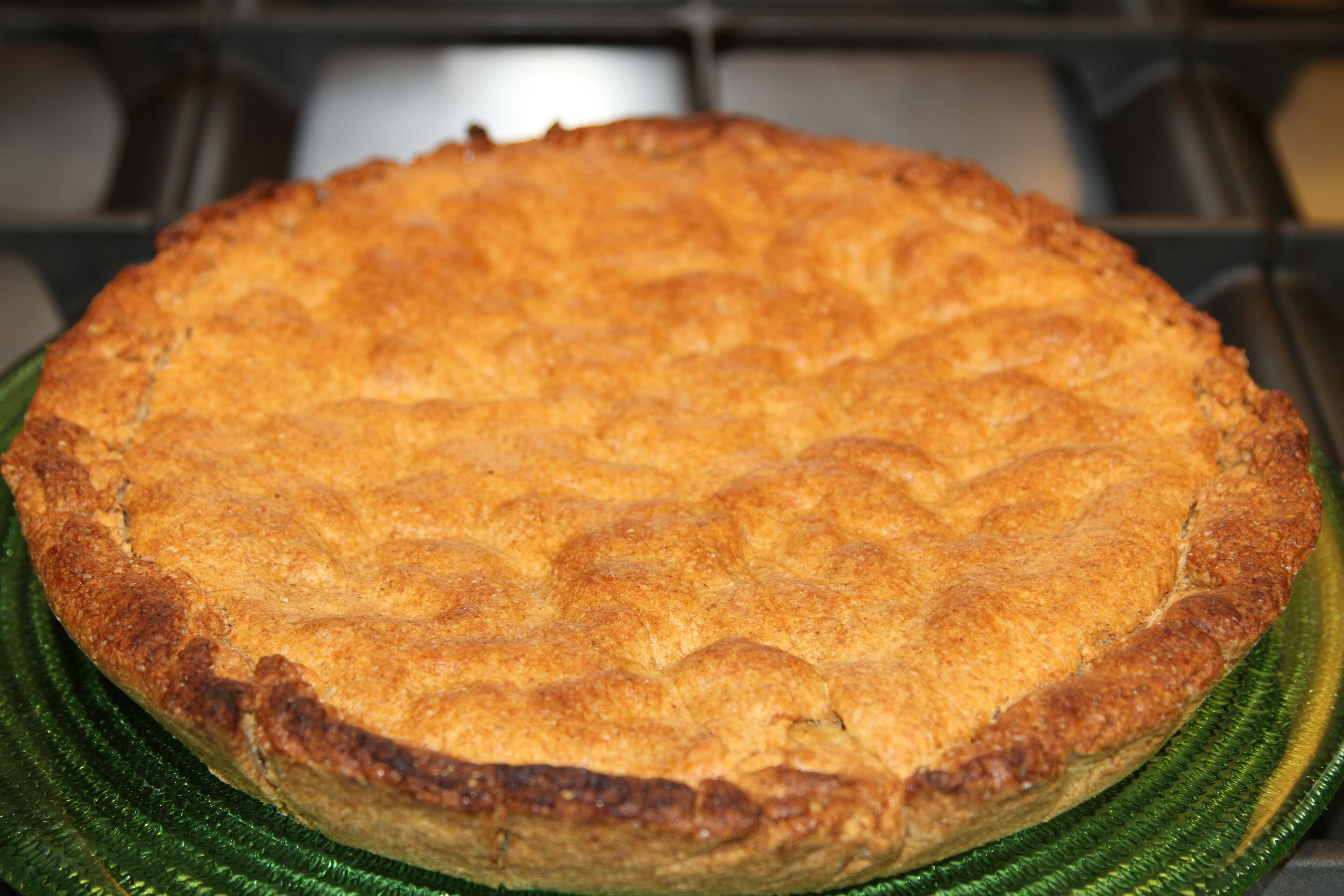 Uma torta sobre um prato verde.