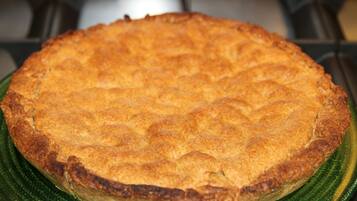 Uma torta sobre um prato verde.