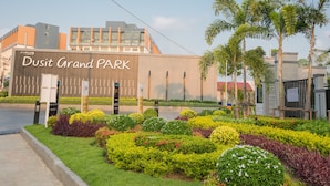 Un edificio moderno con un letrero que dice "Dusit Grand Park".