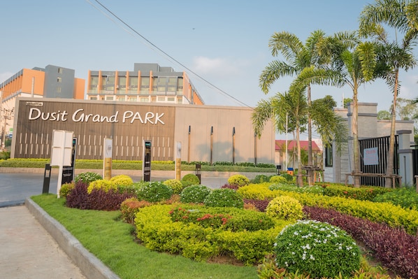 Un bâtiment moderne sur lequel on peut lire l’inscription « Dusit Grand Park ».
