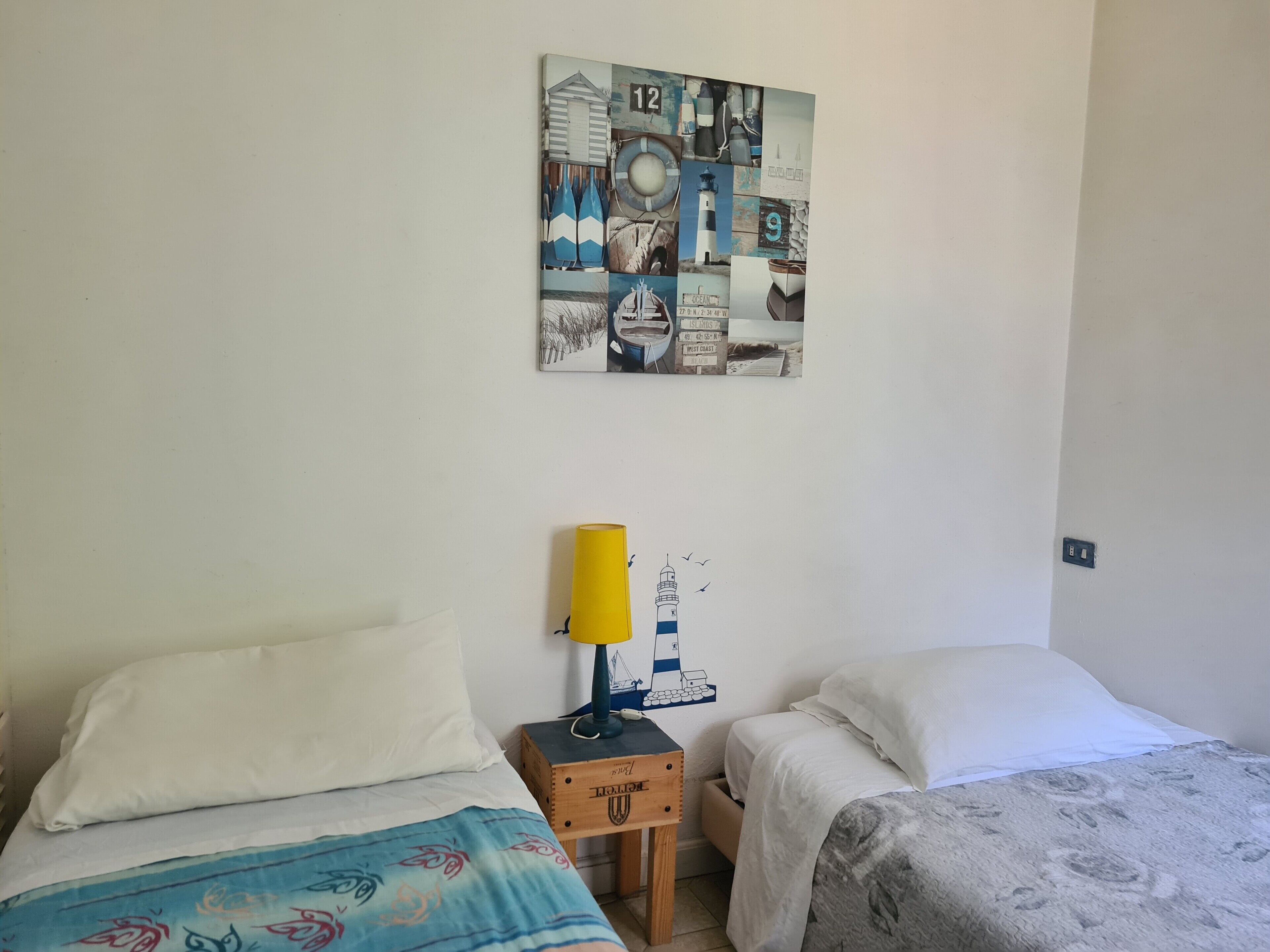 Familien-Dreibettzimmer, Balkon | Bügeleisen/Bügelbrett, Zustellbetten, kostenloses WLAN, Bettwäsche