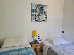 Habitación triple familiar, balcón | Tabla de planchar con plancha, camas supletorias, wifi gratis
