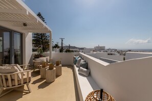 Suite – deluxe, 1 queensize-seng, sjøutsikt | Minibar, safe på rommet, skrivebord og lydisolert