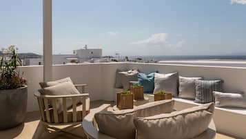 Suite Deluxe, 1 grand lit, vue mer | Minibar, coffres-forts dans les chambres, bureau, chambres insonorisées