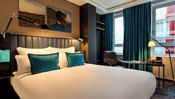 Egyptian cotton sheets, premium bedding, in-room safe, desk