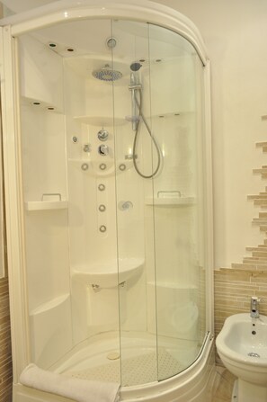 Quarto casal conforto, 1 cama de casal, banheira de imersão | Banheiro | Chuveiro, produtos de toalete grátis, secador de cabelo 