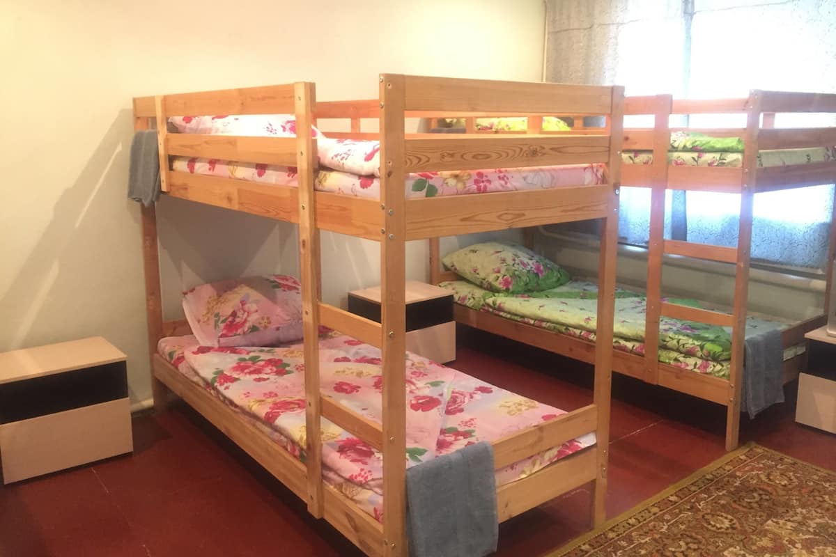 Asrama Umum Standar (8 beds) | Seprai premium, setrika/meja setrika, dan Wi-Fi gratis